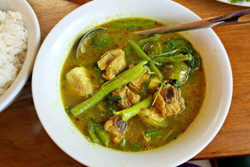 Samlar machu (Cambodian sour soup)